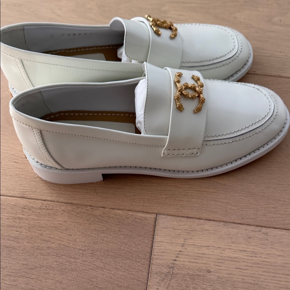 Chanel white Loafers for Women - Picture 5 of 8